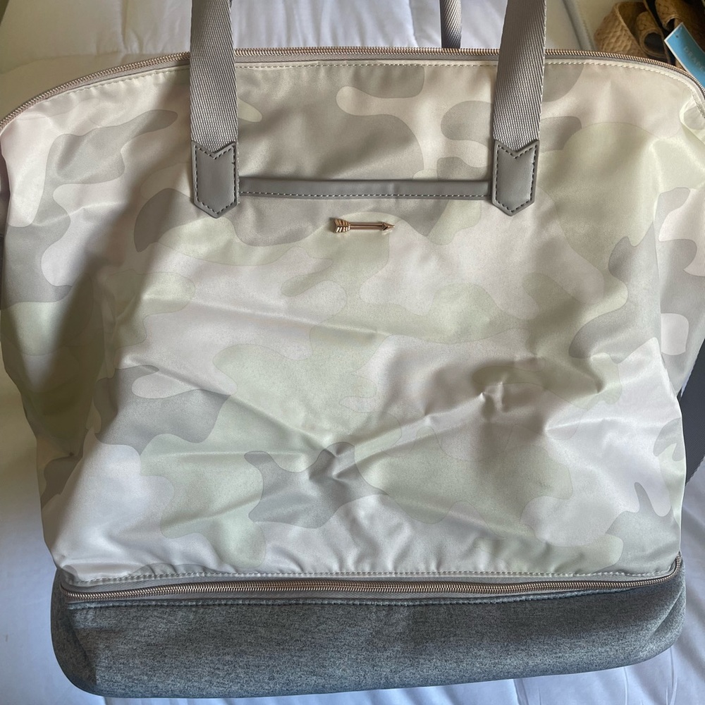 Stella & Dot Get away camo bag